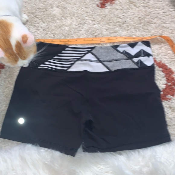 Lululemon-Groove Short- Sz 8- Reversible Bike Short- 5” Inseam- Black & White - Picture 4 of 11